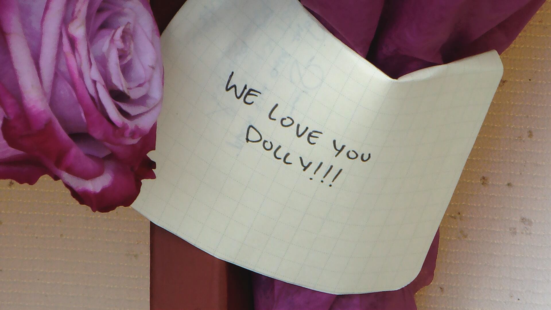 Fans Pay Tribute at Dolly Parton’s Nashville Studio