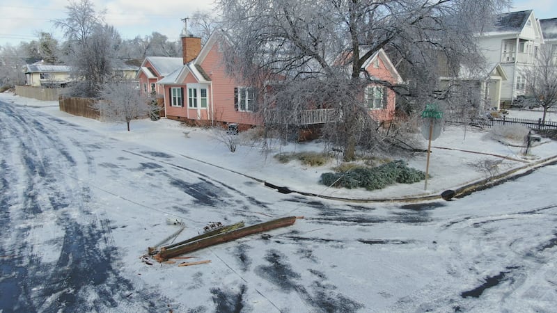 Hundreds of thousands still without power in Midstate as sun sets, temps plummet