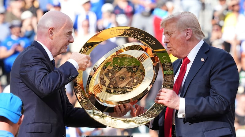El presidente estadounidense, Donald Trump (derecha), y el presidente de la FIFA, Gianni...