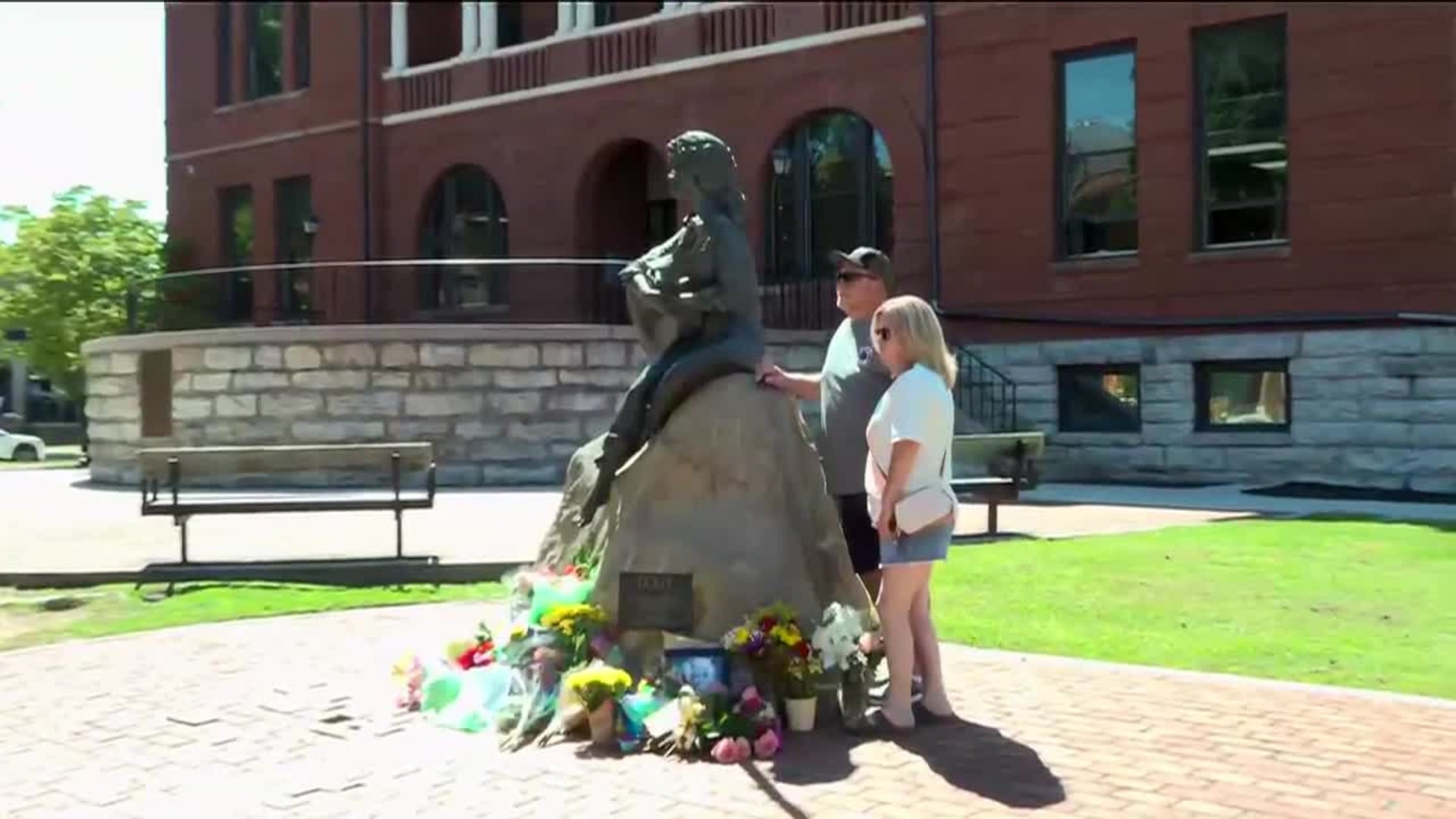 Dolly Parton fans place flowers at statue